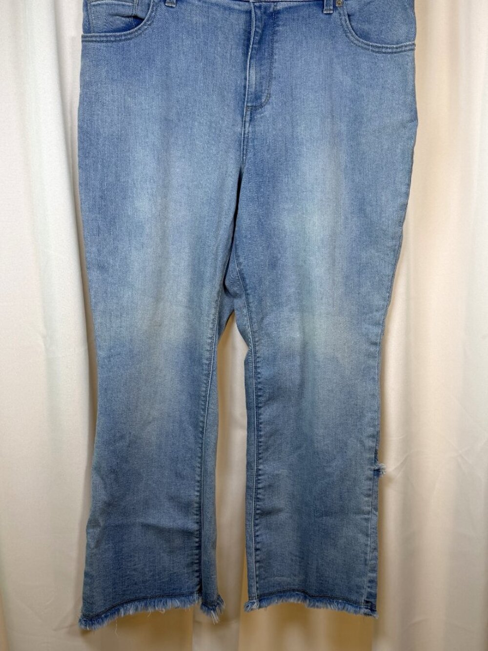 Women's Susan Graver Light-Washed Cropped Denim Jeans Size 12